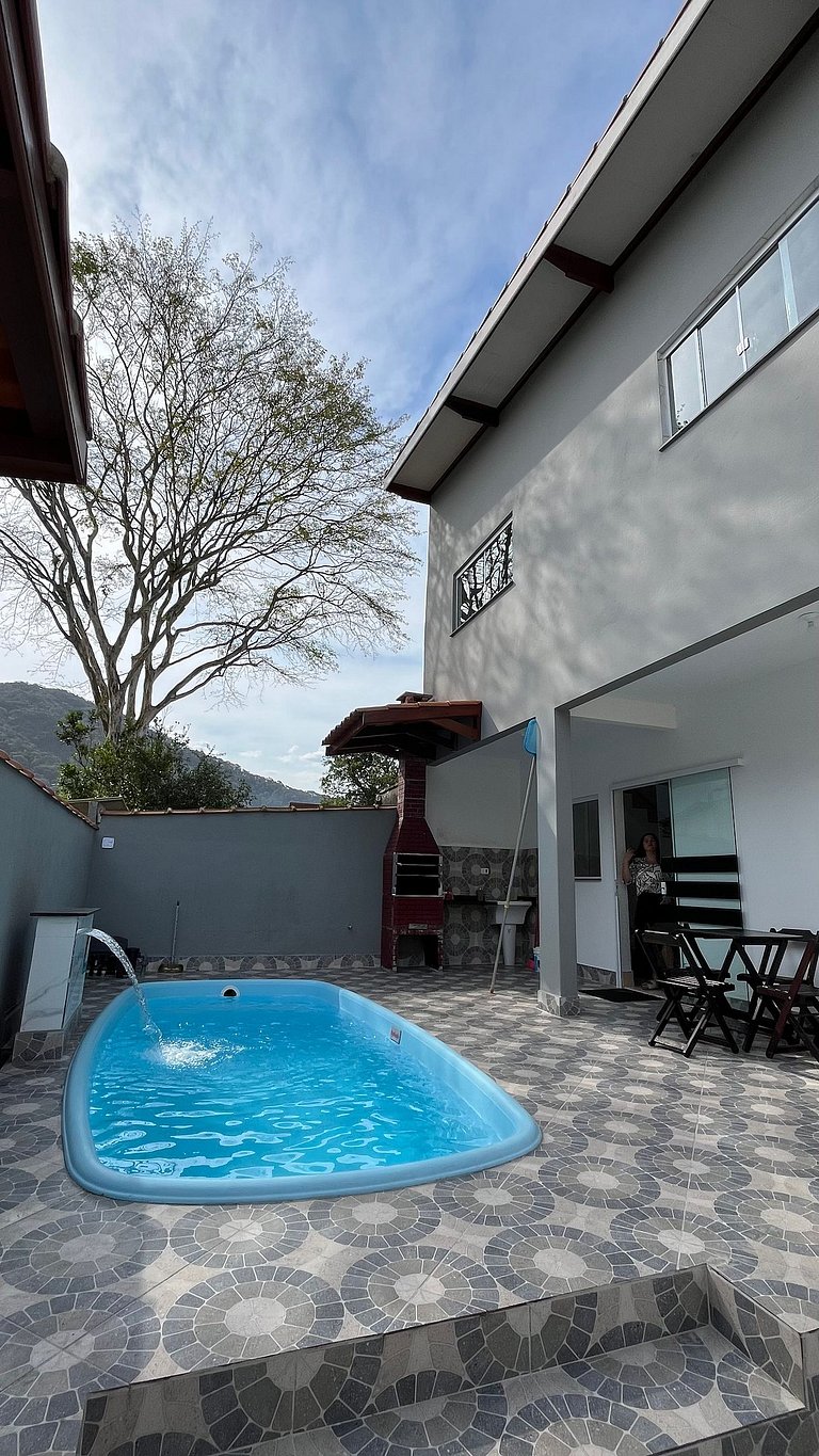 Casa com piscina, 3 quartos 200 metros da praia
