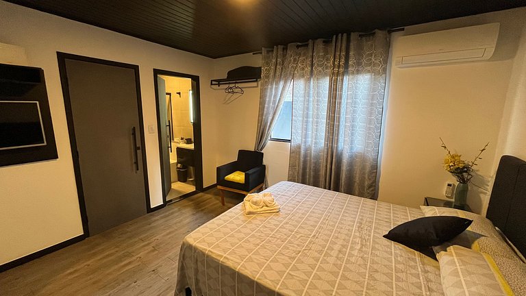 Casa c/ piscina 4 quartos, sendo 3 suítes