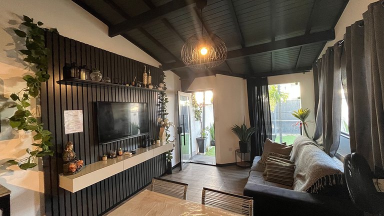 Casa c/ piscina 4 quartos, sendo 3 suítes