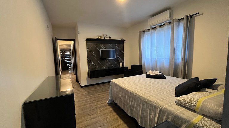 Casa c/ piscina 4 quartos, sendo 3 suítes