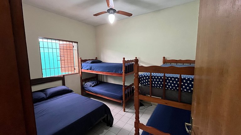 Casa c/ mesa de bilhar e piscina, perto da praia
