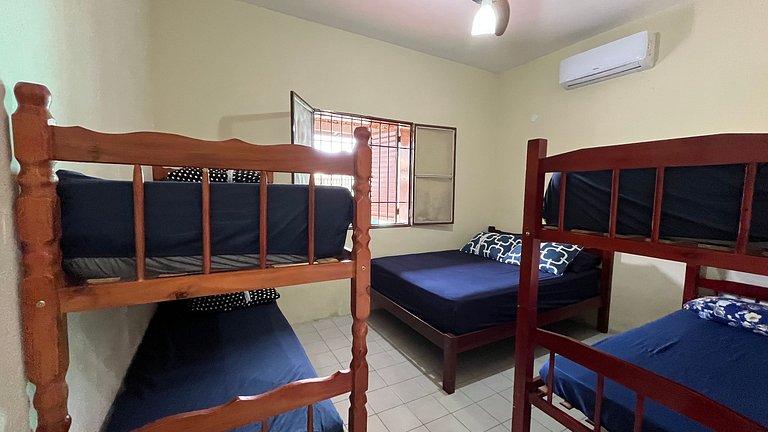 Casa c/ mesa de bilhar e piscina, perto da praia