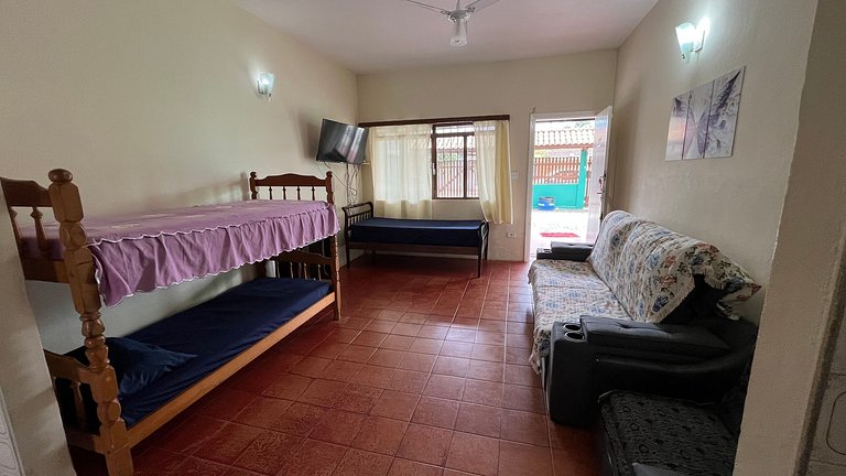 Casa c/ mesa de bilhar e piscina, perto da praia