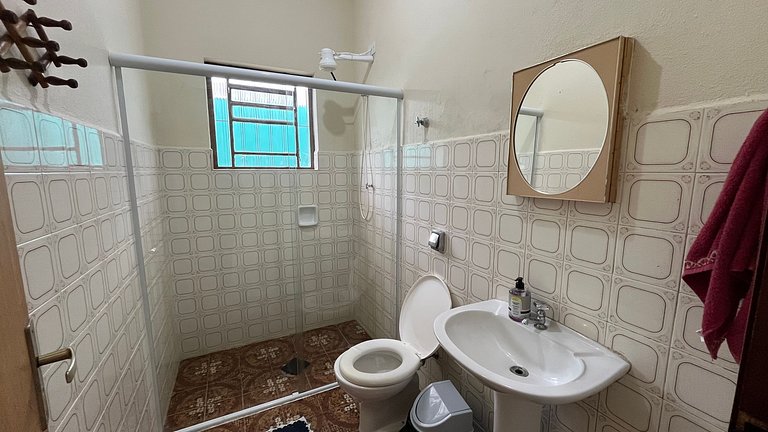 Casa c/ mesa de bilhar e piscina, perto da praia