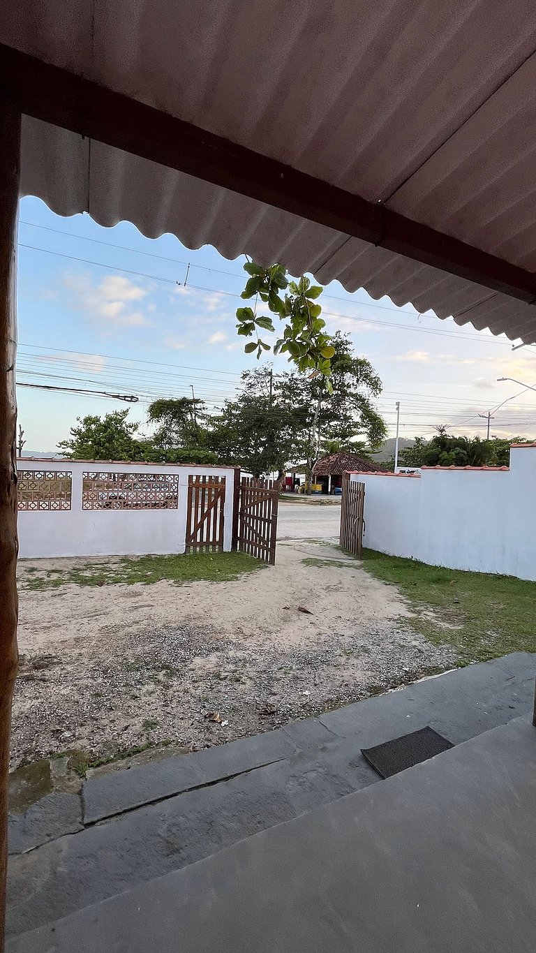 Casa pé na areia com 3 quartos, churrasqueira
