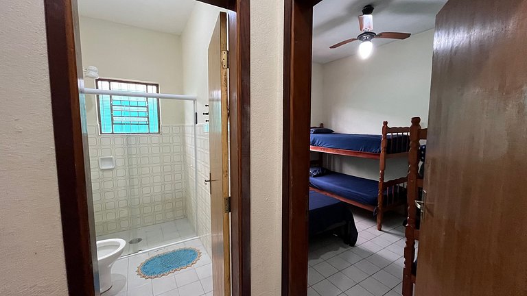 Casa c/ mesa de bilhar e piscina, perto da praia