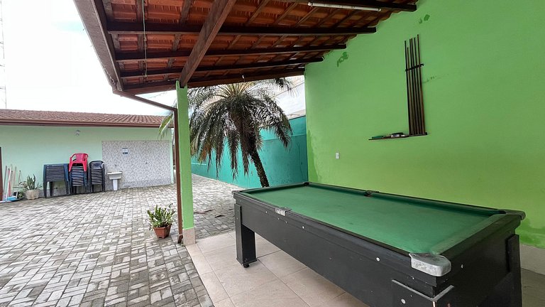 Casa c/ mesa de bilhar e piscina, perto da praia