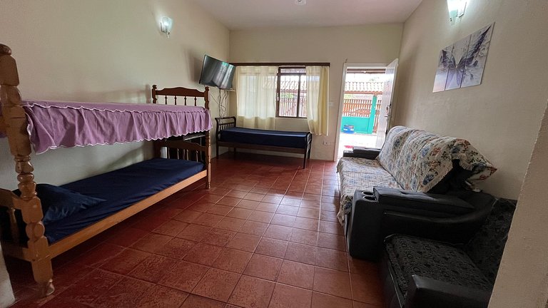 Casa c/ mesa de bilhar e piscina, perto da praia