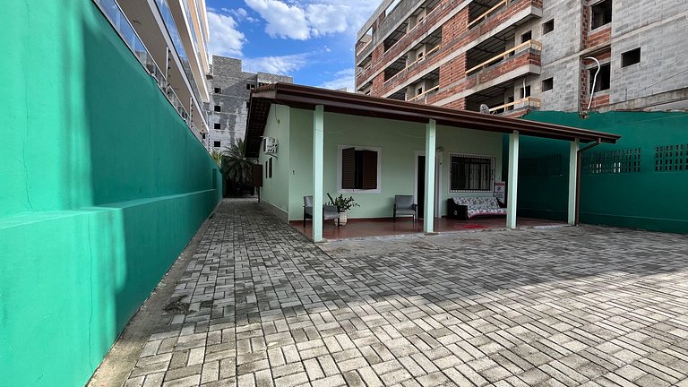 Casa c/ mesa de bilhar e piscina, perto da praia