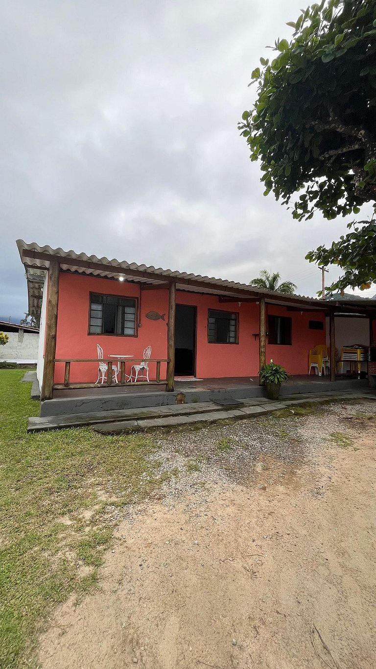 Casa pé na areia com 3 quartos, churrasqueira