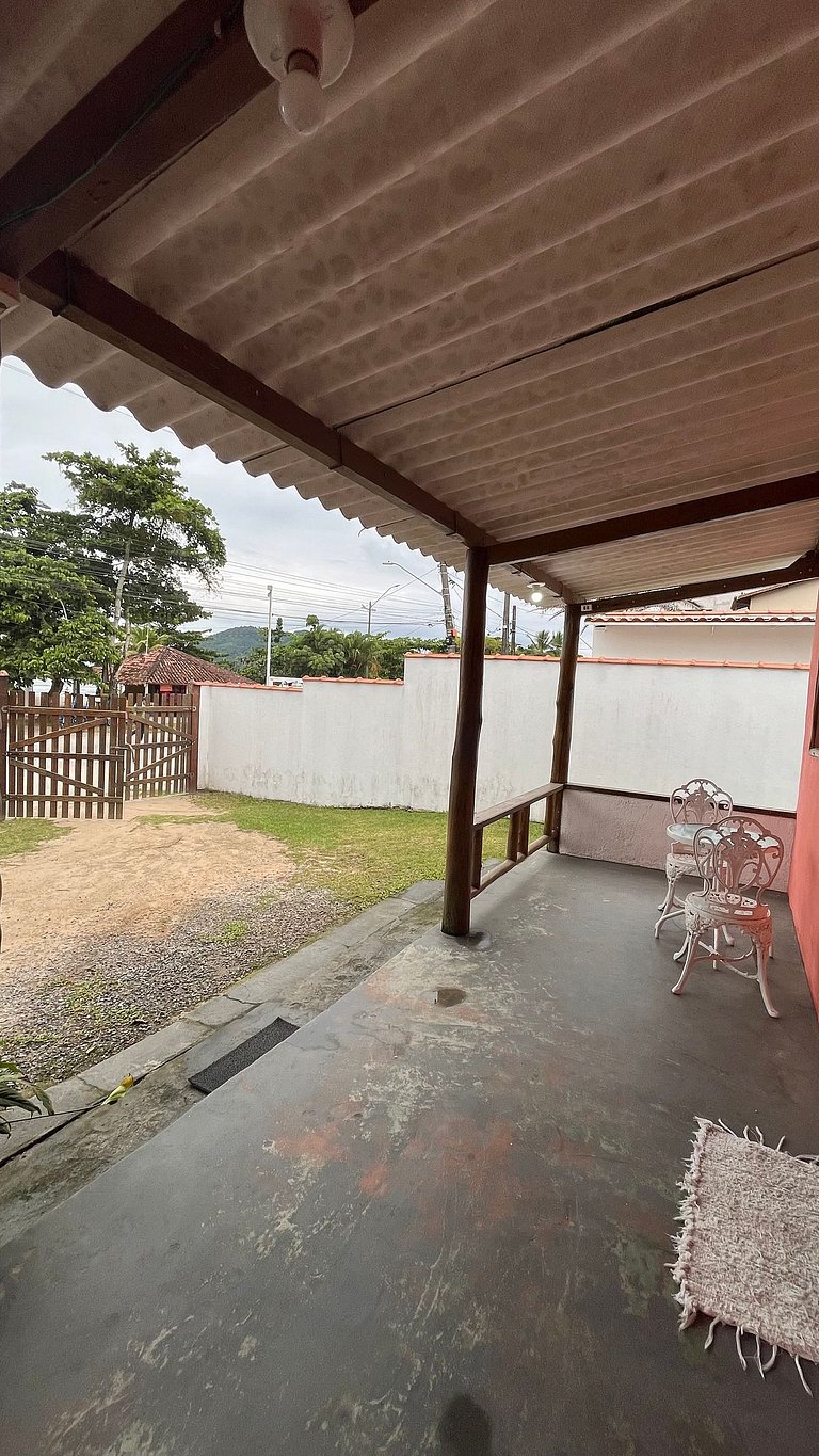 Casa pé na areia com 3 quartos, churrasqueira